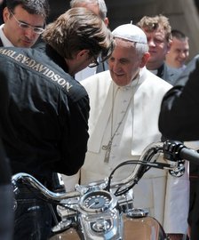 El Papa Francisco, enfrente de una Harley-Davidson después de la misa semanal en la plaza San Pedro AFP.